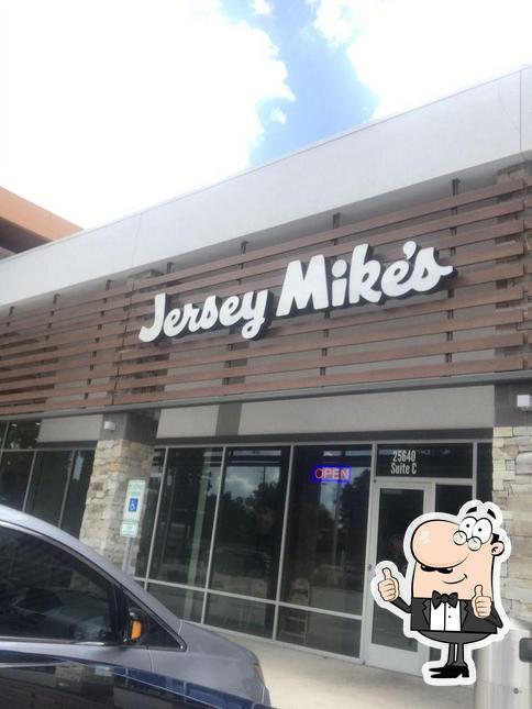 Взгляните на фотографию фастфуда "Jersey Mike's Subs"