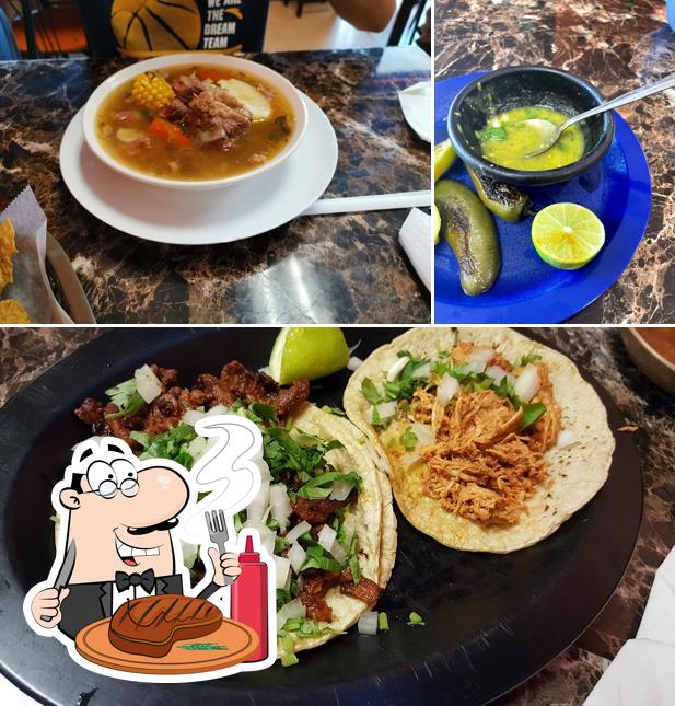 Prueba un plato con carne en La Aldea Authentic Mexican Restaurant