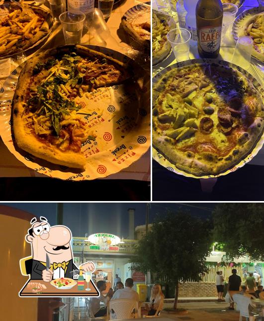 Tra le varie cose da Pizzeria la piazzetta si possono trovare la cibo e interni