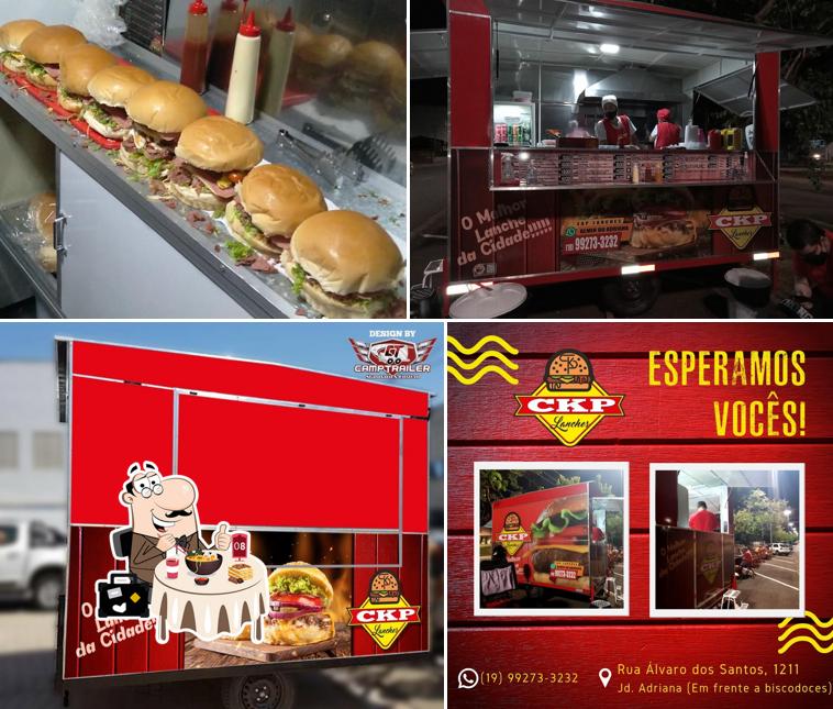 O ckp lanches se destaca pelo comida e exterior