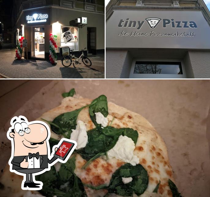 Dies ist das Foto das außen und pizza bei Tiny Pizza Service anzeigt