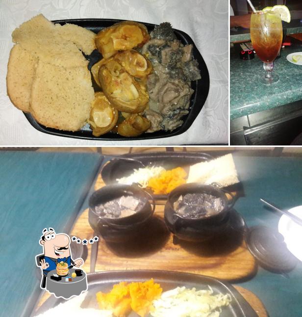 Снимок, на котором видны еда и алкоголь в TSA Restaurant