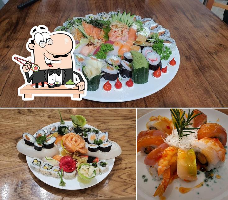 Rolos de sushi são oferecidos por Restaurante Japonês - TSURAY SUSHI BAR