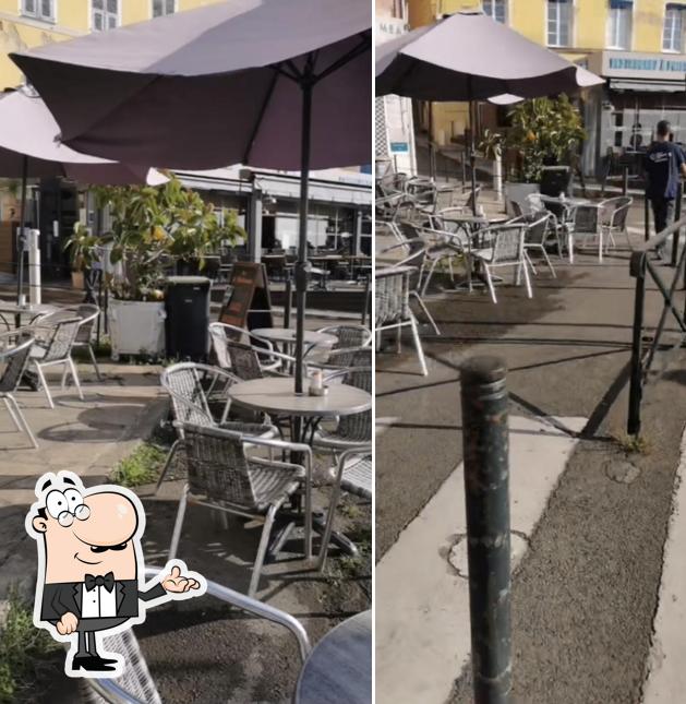 Installez-vous à l'une des tables de Café Le Méditerranée Bastia Vieux Port