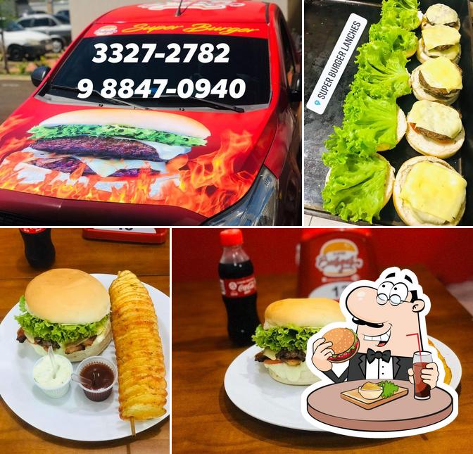 Delicie-se com um hambúrguer no Super Burger Lanches