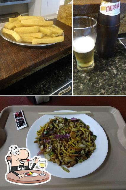 Entre diversos coisas, comida e cerveja podem ser encontrados no Espeto Grill Guarujá