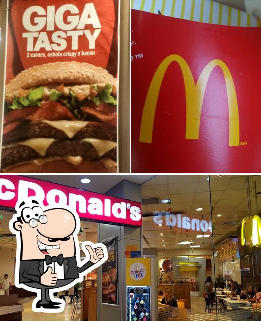 Взгляните на изображение ресторана "McDonald's"