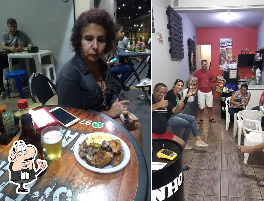 Sente em uma das mesas no Espetinho do Marcin