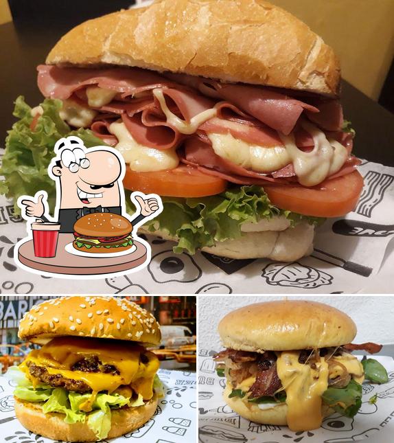 Delicie-se com um hambúrguer no Hamburgueria Nhoke