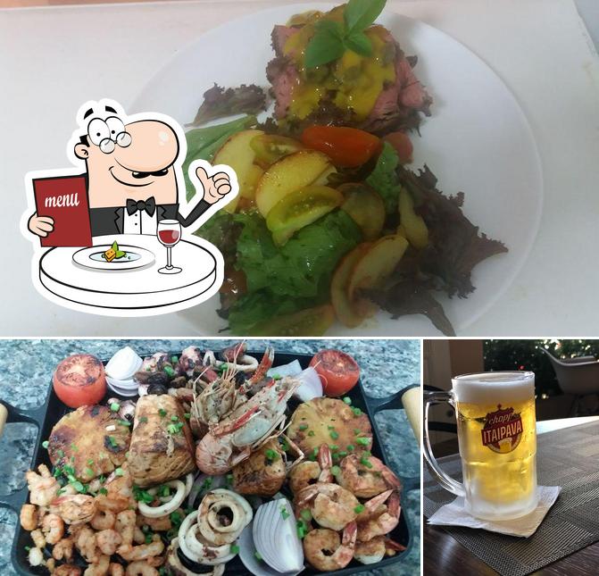 A comida e cerveja do restaurante