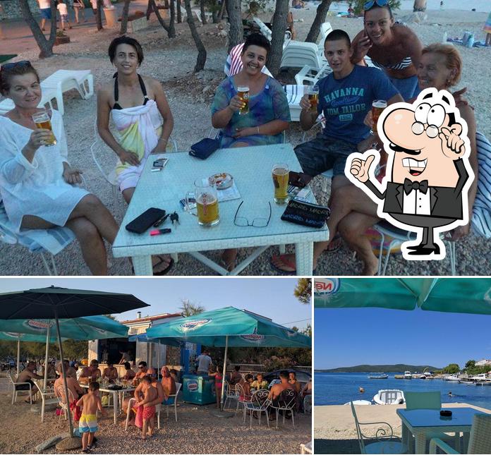 Dai un'occhiata agli interni di Dino's Beach Bar