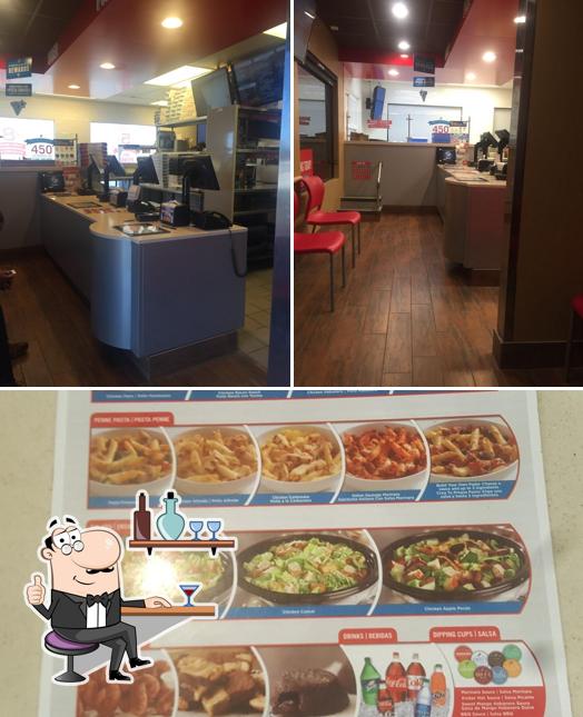 Внутреннее оформление и еда - все это можно увидеть на этом снимке из Domino's Pizza