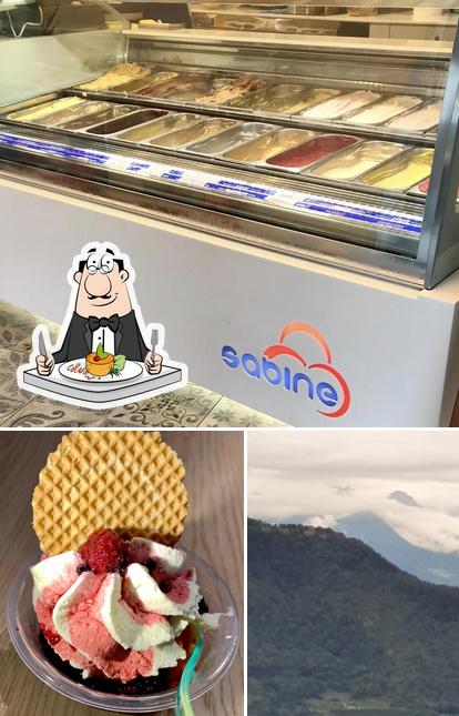 La foto di cibo e esterno da Eisdiele Sabine