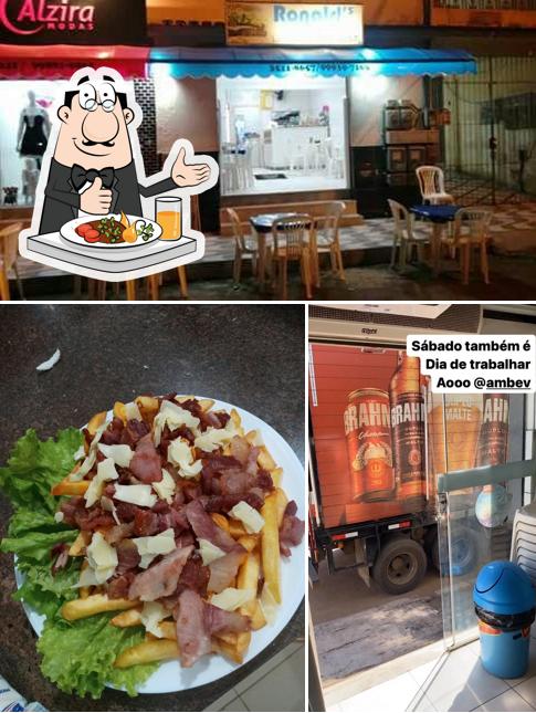 Confira a imagem apresentando comida e interior no Ronald Lanches