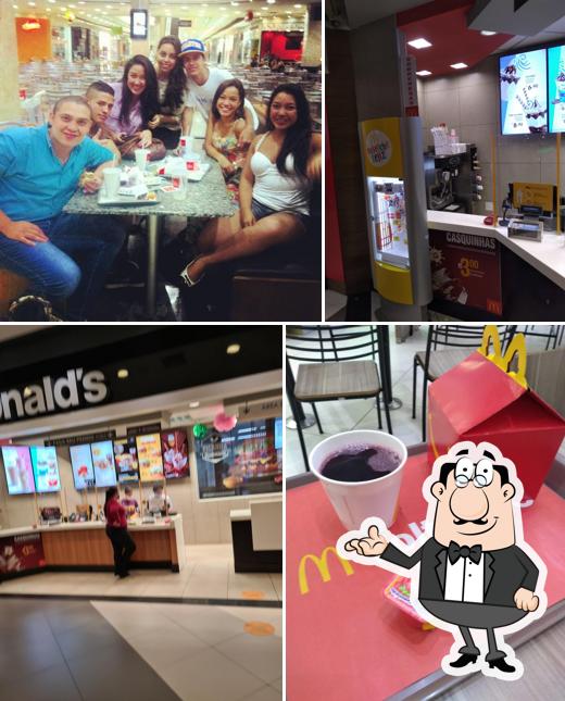 Sente em uma das mesas no McDonald's