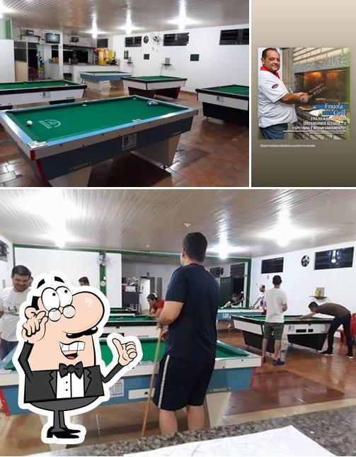 O interior do Frajola Snooker Bar e Espetinho do Frajola