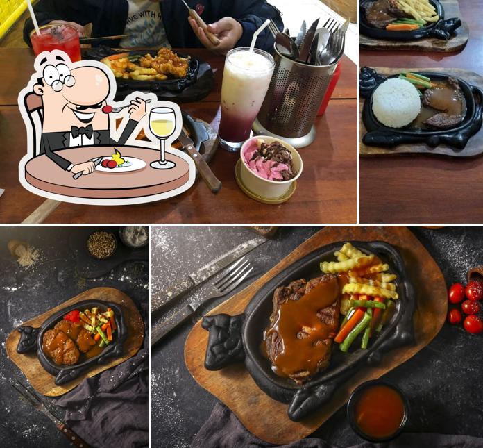 Platos en Famous Steak Karawang