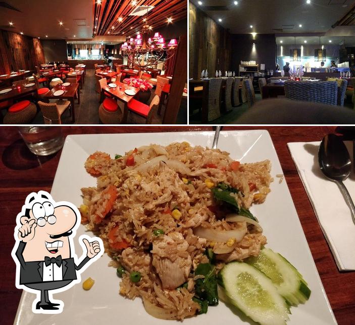 Это снимок, где изображены внутреннее оформление и еда в Royal Thailicious Restaurant