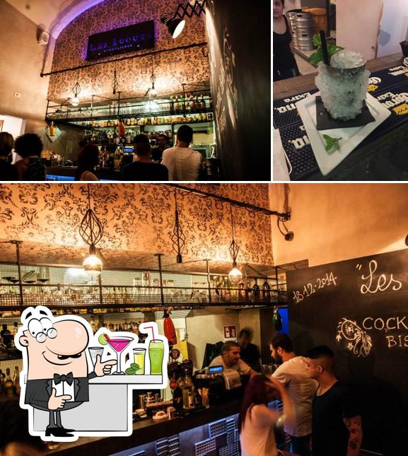 Voici la photo représentant la comptoir de bar et extérieur sur Les Égouts