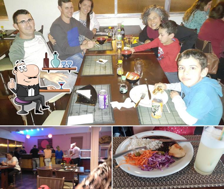 Dê uma olhada a imagem mostrando interior e bebida no Restaurante & Pizzaria Estância do Sabor