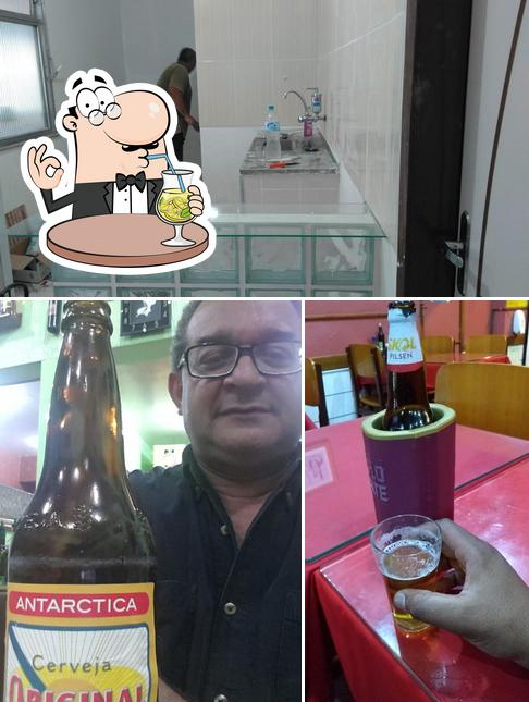 Esta é a foto mostrando bebida e interior no Fernandes Braseiro e Bar