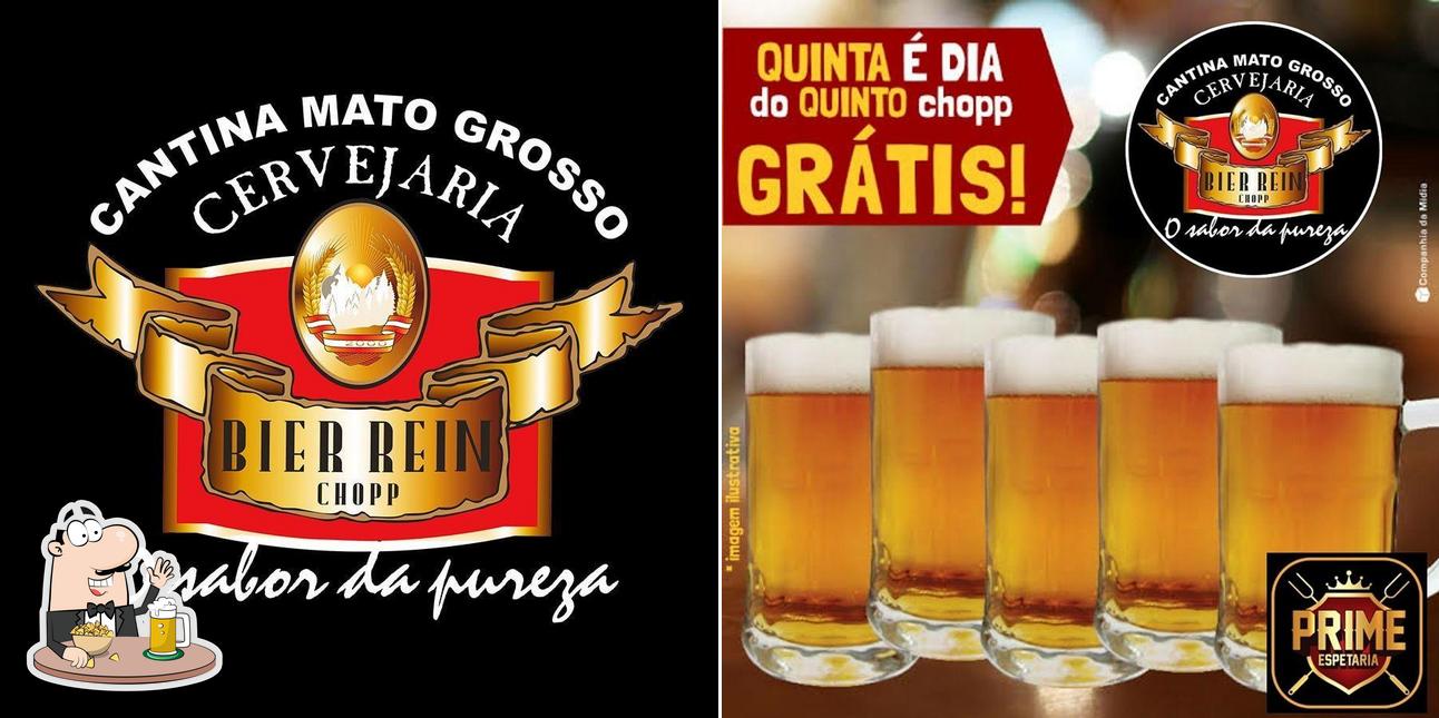 Desfute um copo de cerveja leve ou escura