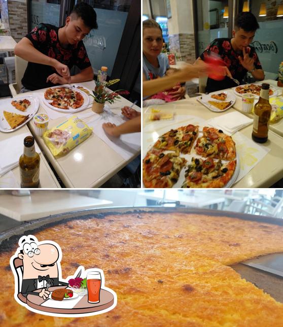 Questa è la foto che raffigura la tavolo da pranzo e cibo di Pizzeria Pizzo'