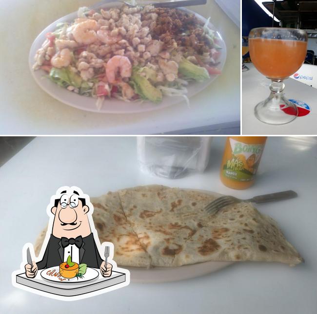 This is the photo showing food and beer at Mariscos El VERDE