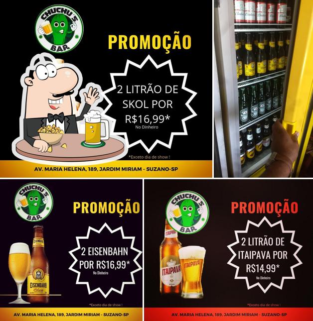 Desfute um copo de cerveja leve ou escura