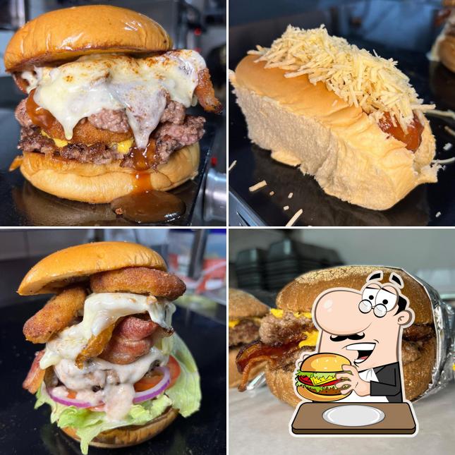 Peça um dos hambúrgueres disponíveis no Scooby Dogs & Burgers