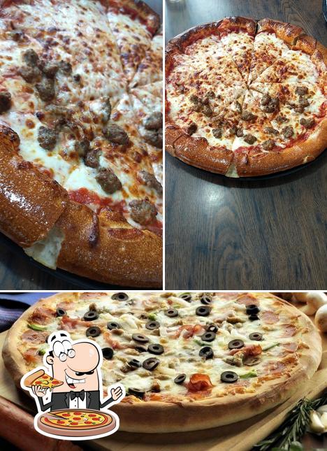 Попробуйте пиццу в "Mancino's Pizza & Grinders of Traverse City Chum's Corner"