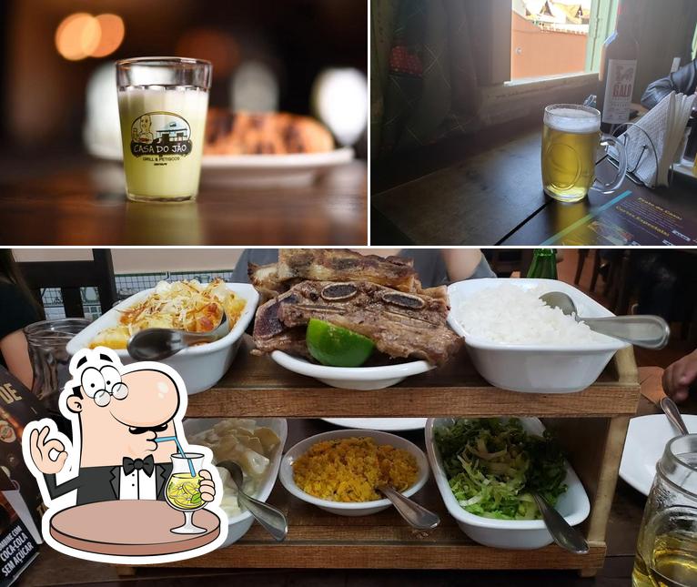 Entre diferentes coisas, bebida e comida podem ser encontrados no Casa do Jão - Gastrobar
