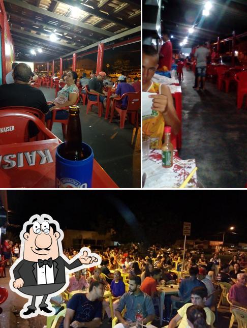 Sente em uma das mesas no Espetinho Do Júnior