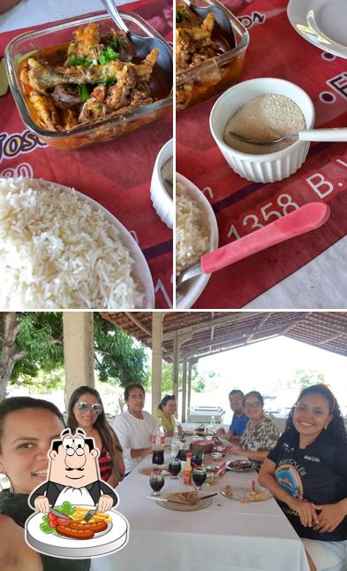 Снимок, на котором видны еда и столики в Restaurante Pedra Branca