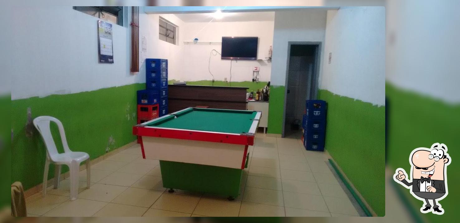 Sente em uma das mesas no Bar Do Carlinho