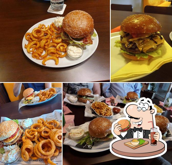 Les hamburgers de Diner Coffee & Grill Billard Restaurant will satisferont une grande variété de goûts