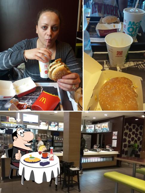 Ordina un hamburger a McDonald's Jesi