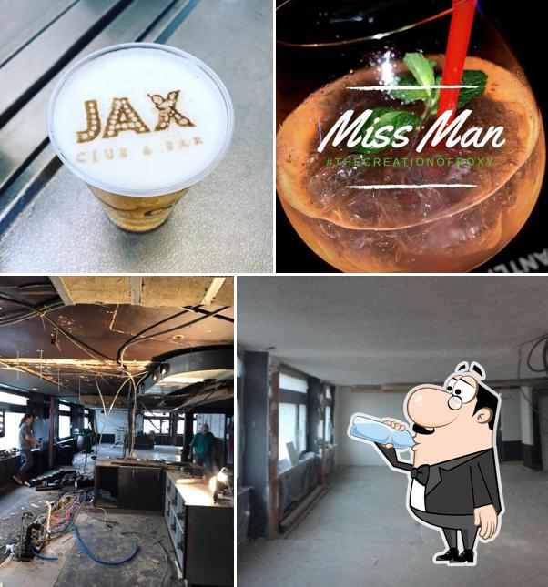 Dai un’occhiata alla immagine che raffigura la bevanda e interni di JAX Bar & Club