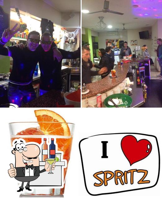 Tra le varie cose da Spritz CAFE si possono trovare la bancone da bar e bevanda