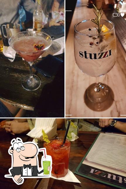 Desfrute de uma bebida no Stuzzi