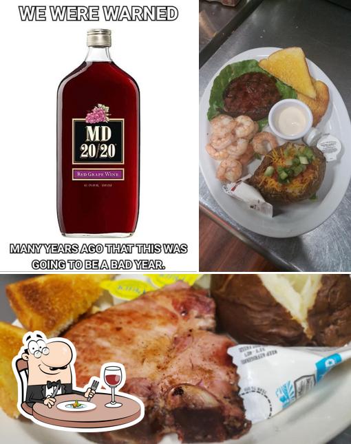 Fugly's Bar & Grill in East Lynne Restaurant menu and reviews