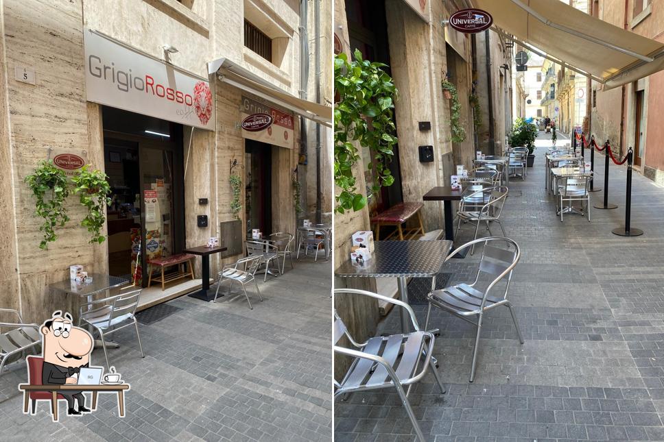 Gli interni di Grigio Rosso bar caffetteria