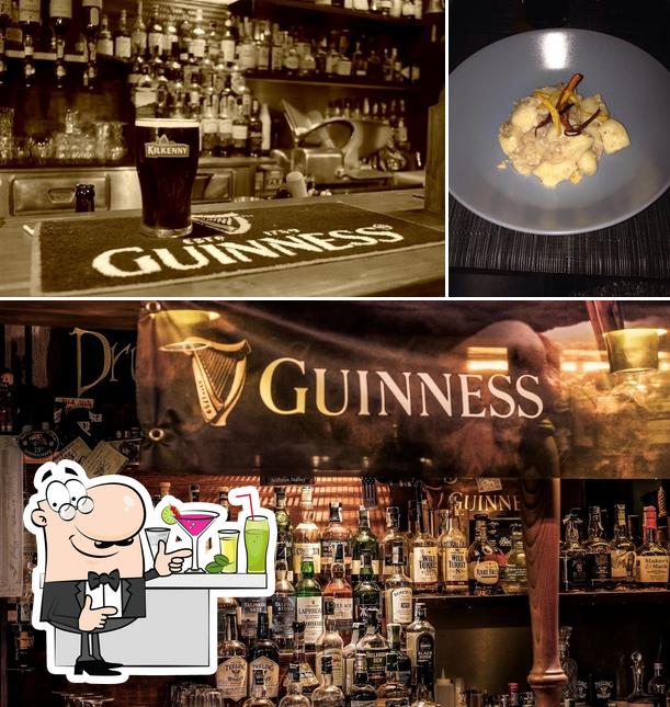 Tra le varie cose da Drunken Sailor Irish Pub si possono trovare la bancone da bar e cibo