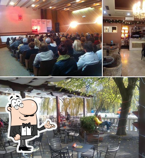 La foto della interni e tavolo da pranzo di Gradska kavana Zvonimir