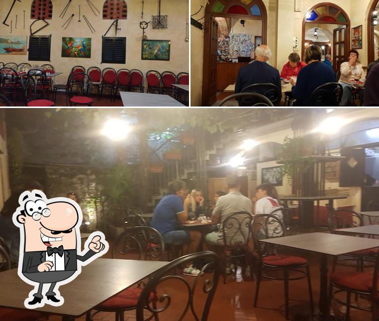 Siediti a un tavolo di Taverna del Pappagallo Ristorante e Pizzeria