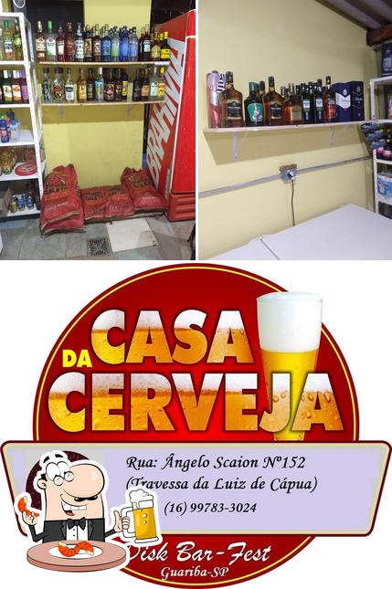 Desfute um copo de cerveja leve ou escura