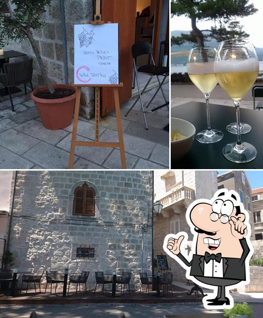 Siediti a un tavolo di BARić