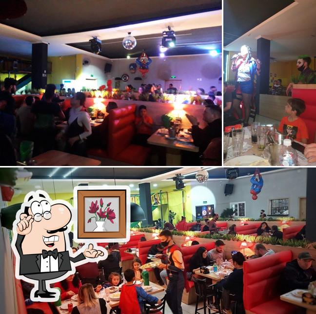 Veja imagens do interior do Guardiões Da Pizza