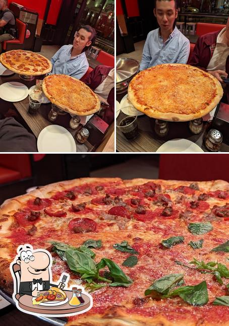 En Sal's Authentic New York Pizza - Richmond, puedes probar una pizza