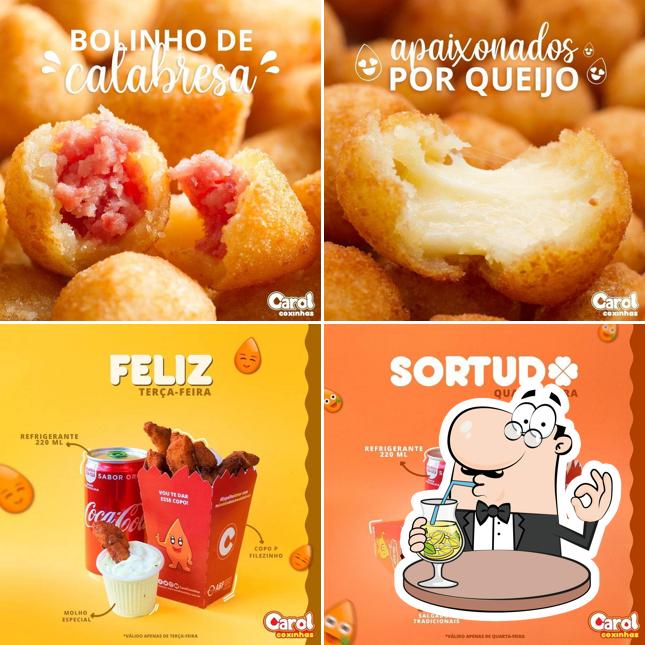 Entre diferentes coisas, bebida e comida podem ser encontrados no Carol Coxinhas